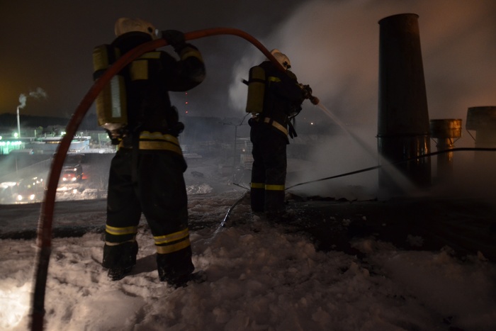 Раненый пожарный рассказал, почему бросили догорать склад медотходов на Урале