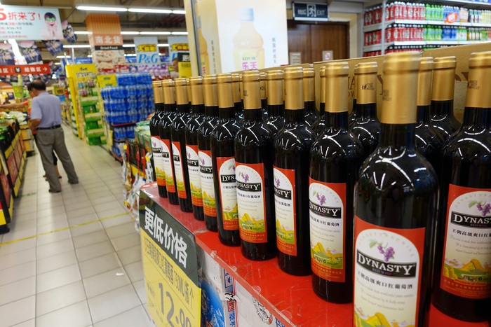 В магазинах Екатеринбурга пустеют полки с алкоголем