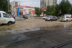 Перекресток улиц Блюхера-Мира затопило холодной водой