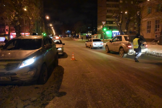 В Екатеринбурге машины сбили двух пешеходов-нарушителей