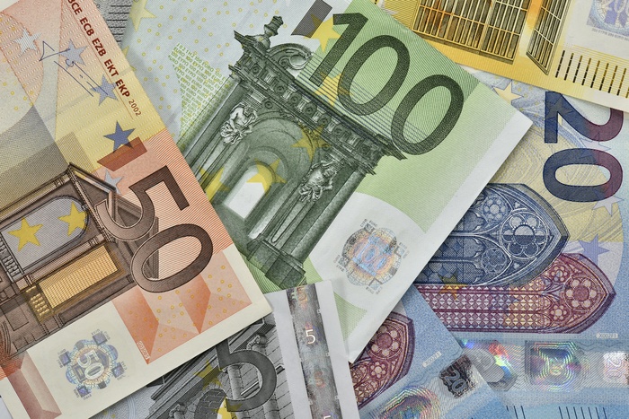 Екатеринбурженка чудом не поменяла крупную сумму в рублях на «кукольную» валюту
