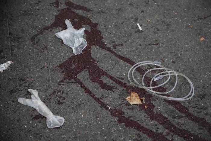 Неизвестный ранил ножом молодого мужчину на улице Фурманова