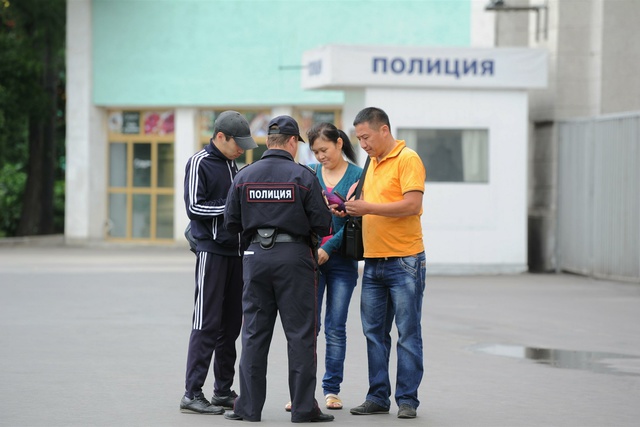 В Новоуральске мужчина напал на девочку в подъезде
