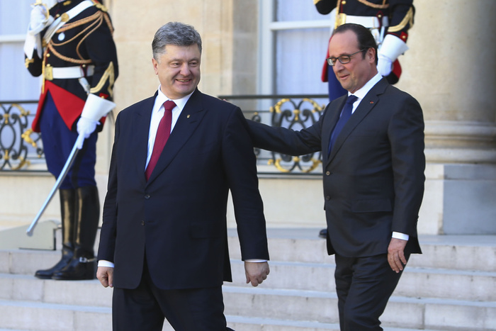 Порошенко пообещал французам вернуть Крым