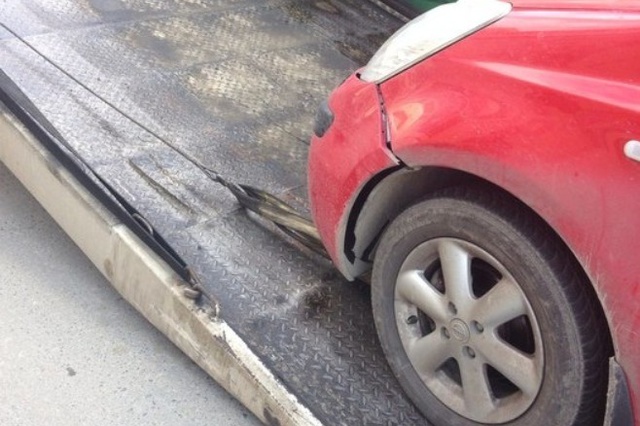 В Екатеринбурге из-за неправильной эвакуации был поврежден автомобиль