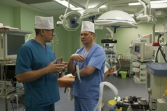 Хирург «гравировал» на печени пациентов свои инициалы