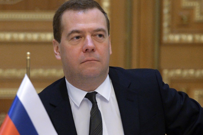 Премьер Медведев допустил реализацию антикризисного сценария в 2016 году
