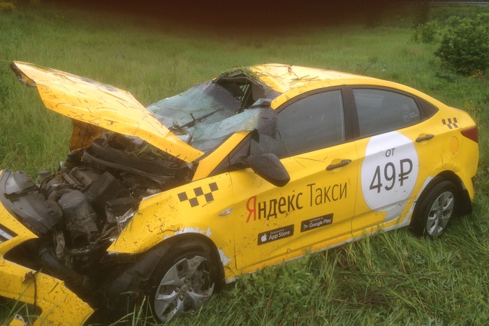 Пьяный водитель «Яндекс.Такси» улетел в кювет под Екатеринбургом