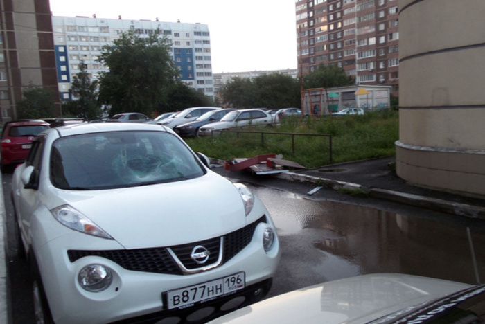 В Екатеринбурге ураган сбросил обломки рекламного щита с крыши на автомобили