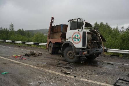На Серовском тракте автобус столкнулся с мусоровозом, есть пострадавшие