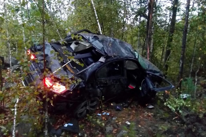 BMW перевернулся на Серовском тракте под Екатеринбургом. Два человека погибли