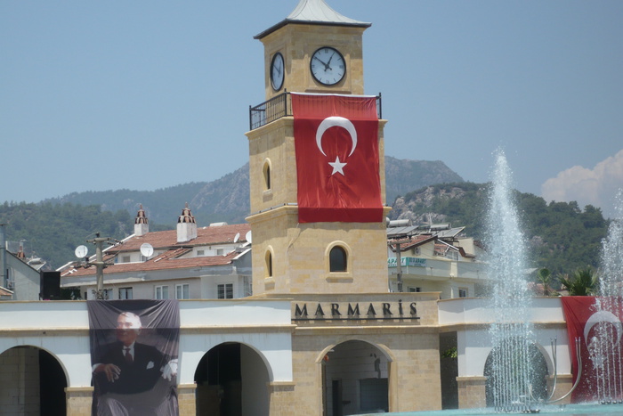 Жители Ульяновска сорвали турецкий флаг с офиса пивзавода Efes