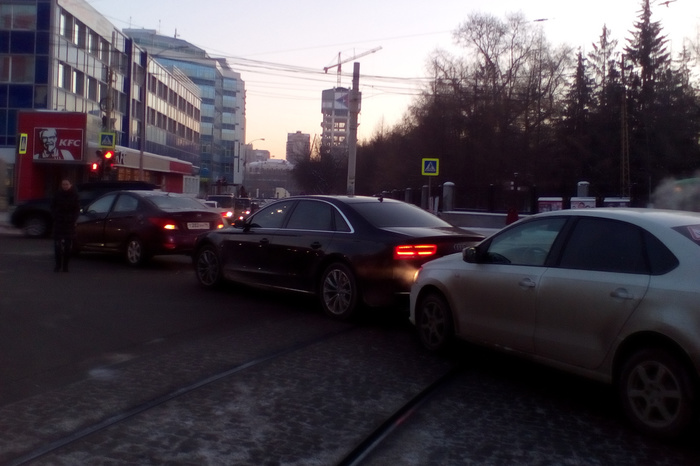 «Паровозик» заблокировал движение трамваев по улице Радищева