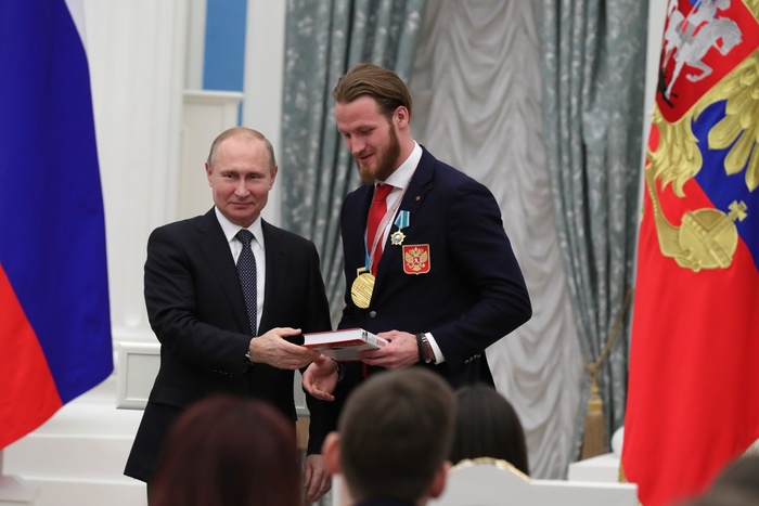 Владимир Путин подарил хоккеисту Ивану Телегину книгу