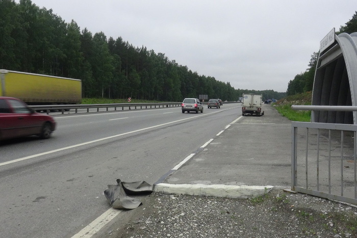 Уснувший водитель трейлера сбил двух пешеходов на Московском тракте
