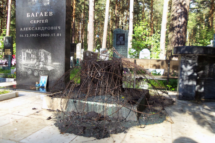 Неизвестные подожгли венки на могиле Героя России