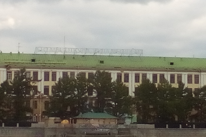 С крыши Приборостроительного завода исчезла инсталляция Тимофея Ради