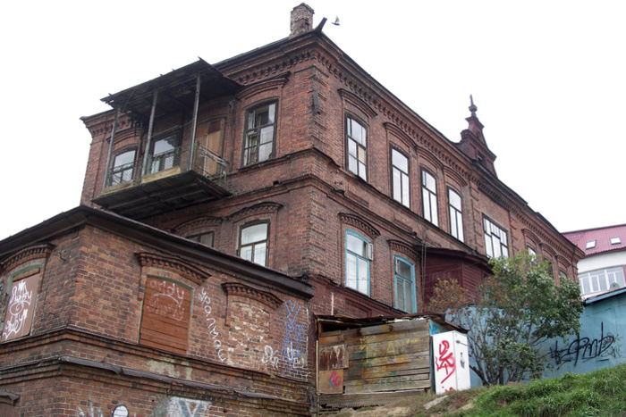 «Косой дом» на набережной Исети продан за 6,3 млн рублей
