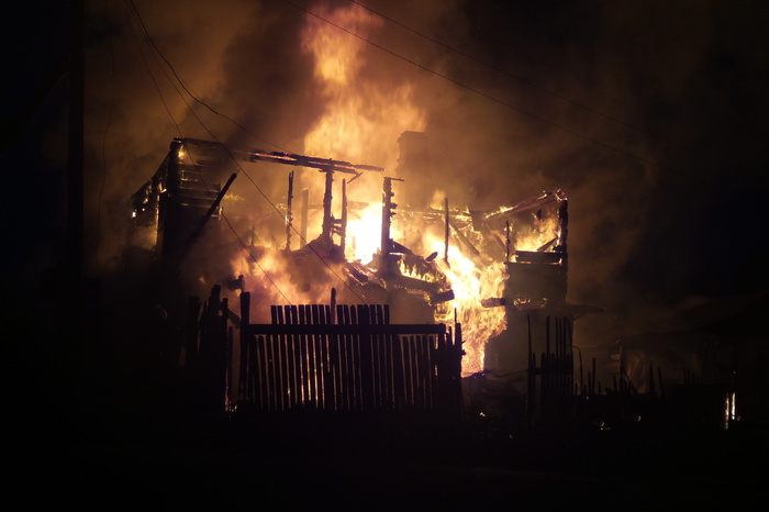 В Екатеринбурге при пожаре в частном доме пострадали два человека
