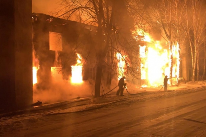 При пожаре под Екатеринбургом пострадали шесть человек