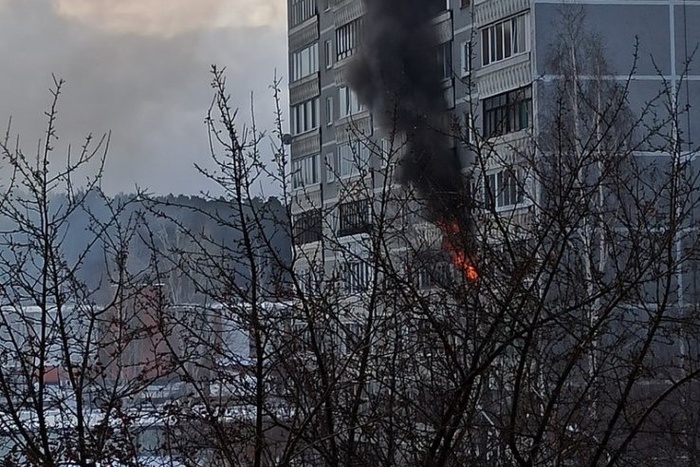 В Екатеринбурге загорелась квартира в многоэтажном доме