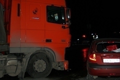 На дублере Сибирского тракта легковушка врезалась в грузовик
