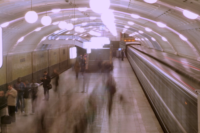 В московском метро в последний момент спасли упавшую с платформы женщину