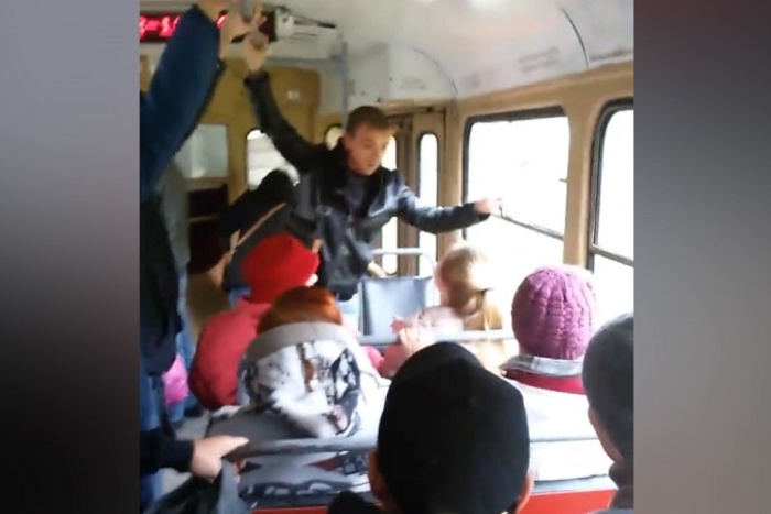 Пассажир трамвая накинулся на школьницу с кулаками из-за открытой форточки