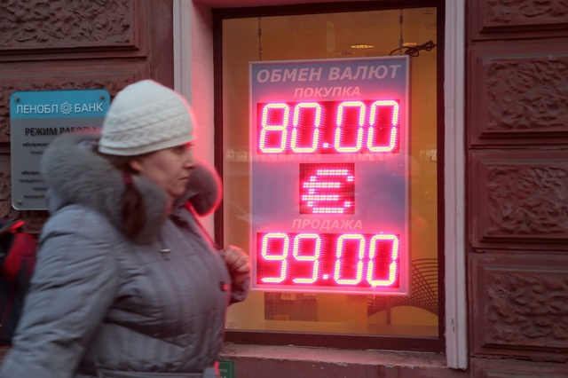 Доллар и евро выросли на три рубля