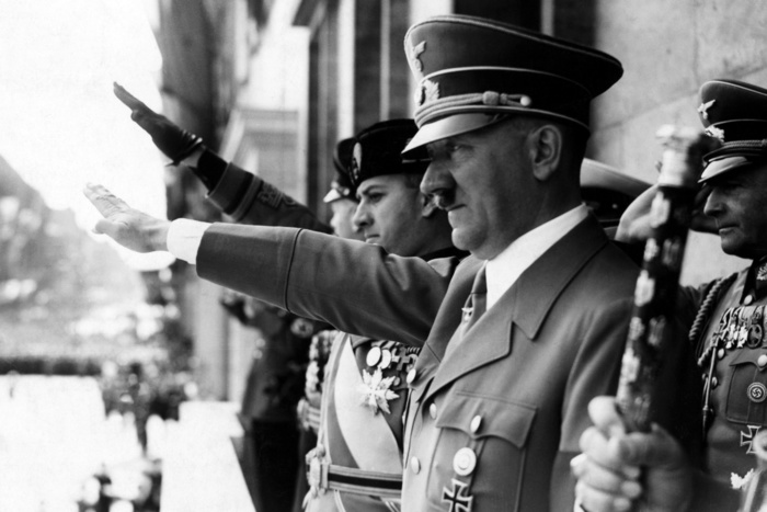 В УрФУ повесили портрет Гитлера и краткое изложение фашизма (ФОТО)