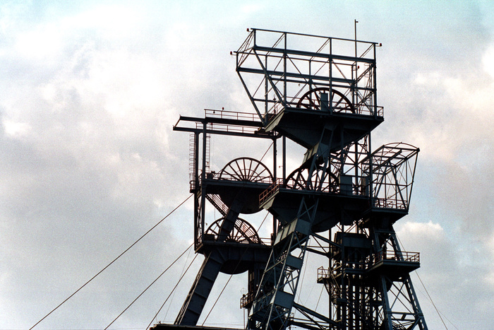 Рабочий погиб при спуске в шахту в Свердловской области, ведется проверка