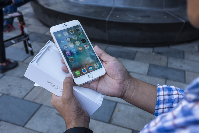 В Екатеринбурге старт продаж iPhone 6s начался со скандала