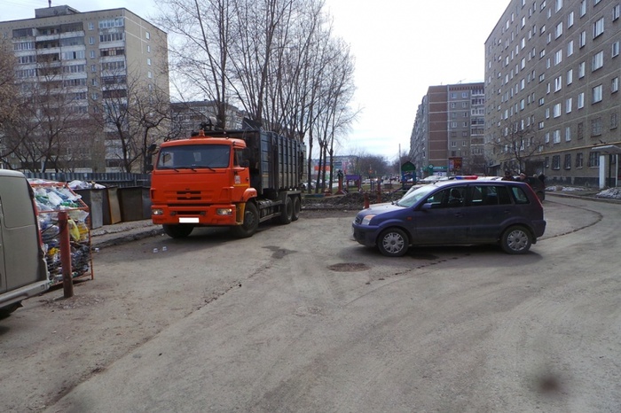 В Екатеринбурге мусоровоз задавил пенсионера во дворе дома
