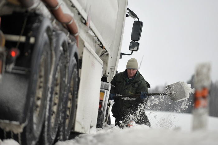 В Екатеринбурге грузовик во время движения растерял колеса