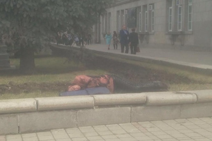 Спящий мужчина со скрипкой озадачил мэрию Екатеринбурга