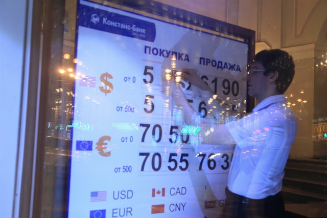 Доллар и евро резко упали на «Московской бирже» во вторник при открытии