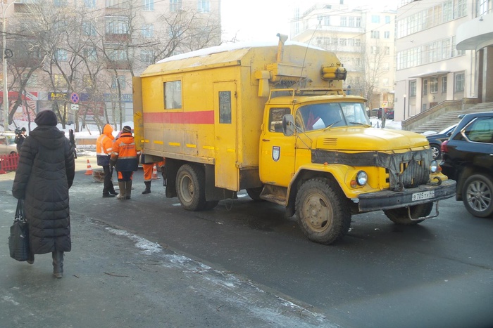 В центре Екатеринбурге канализационными стоками затопило перекресток