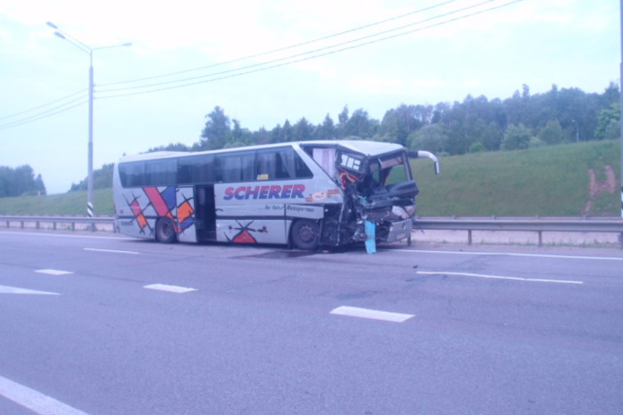 Автобус наехал на два микроавтобуса на трассе под Тулой, есть погибшие