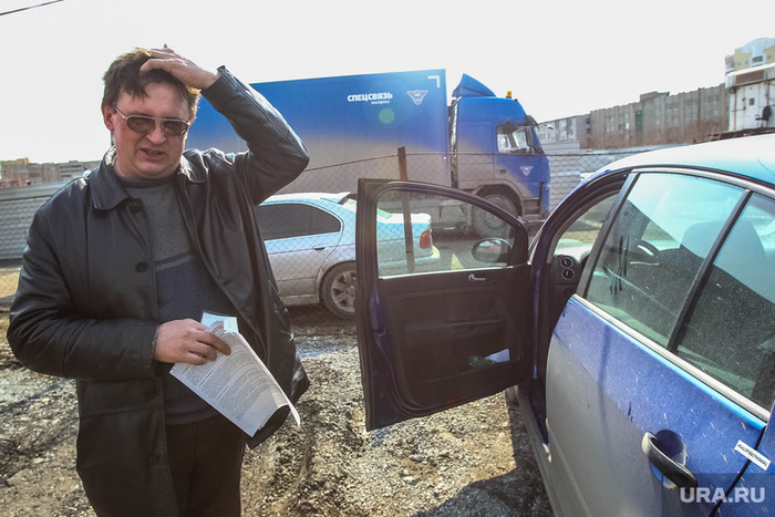 В Тюмени возмущенный водитель заблокировал ворота штрафстоянки