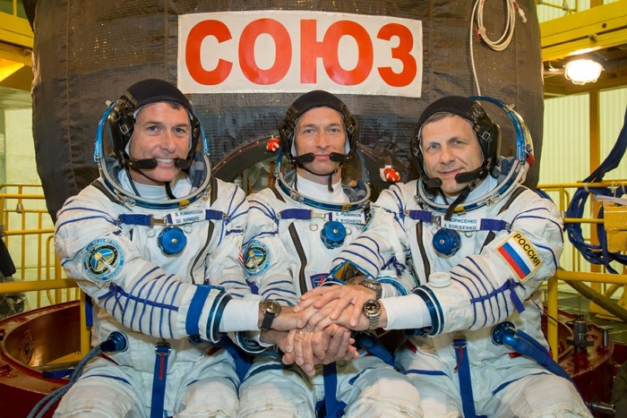 Доставивший частицу мощей на МКС космонавт Рыжиков стал Героем России