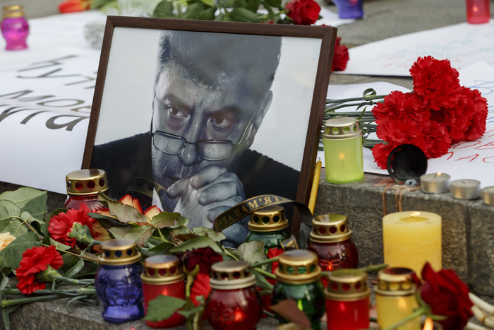Мэрия объяснила уборку места убийства Немцова