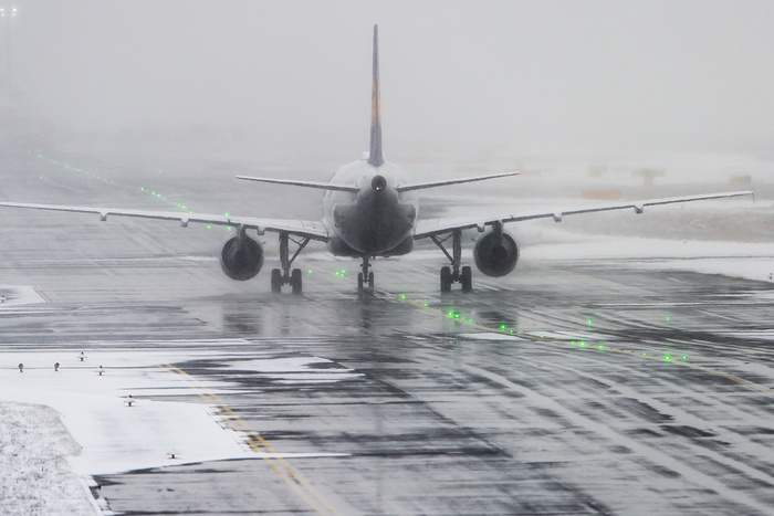 Самолет в ЯНАО не смог приземлиться с первого раза из-за снегоуборочной техники