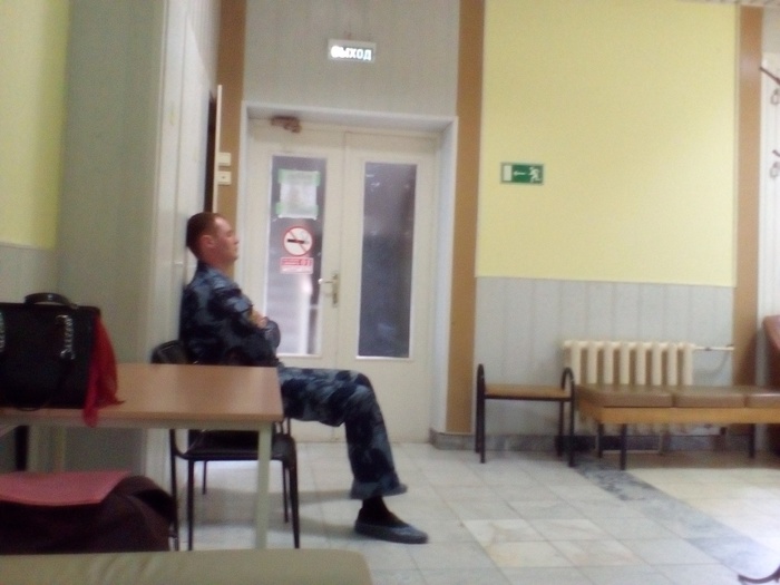 Врач ГУ ФСИН ожидает в коридоре результаты обследования заключенного. Фото: Uralweb.ru