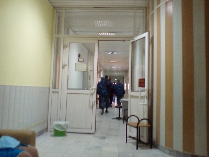 Конвоиры уводят "особого" пациента после обследования. Фото: Uralweb.ru