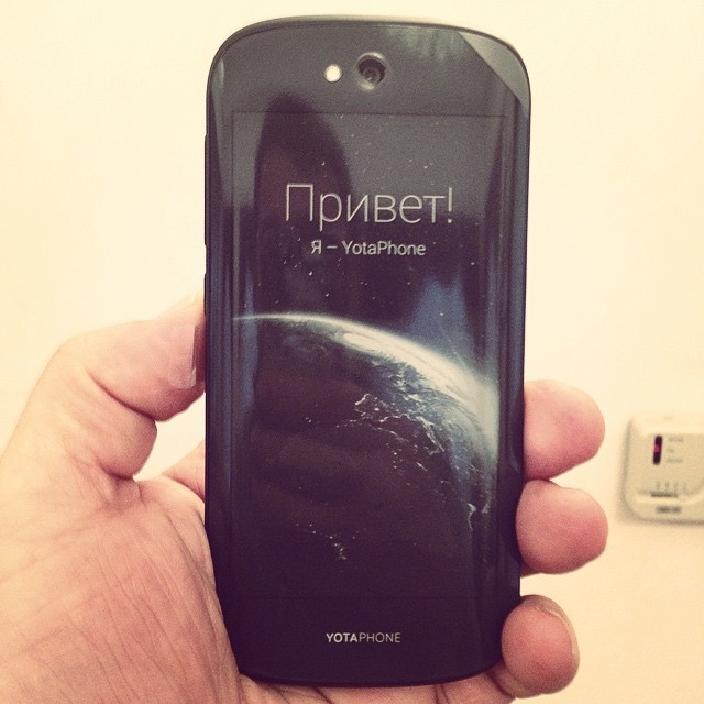На Новый год Куйвашеву подарили первый российский смартфон; фото: со страницы губернатора в Instagram