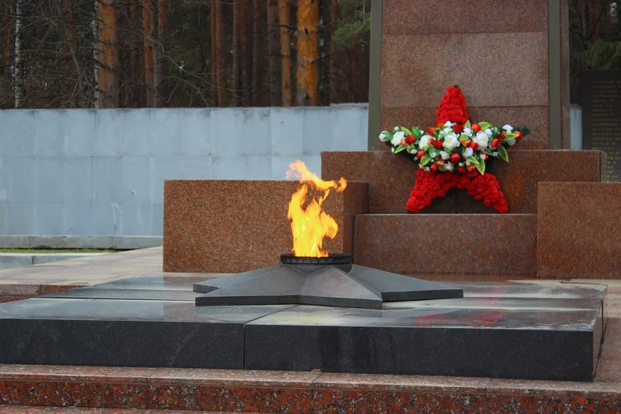 Вечный огонь на Широкореченском мемориале. Фото: Пресс-служба АО «Екатеринбурггаз»