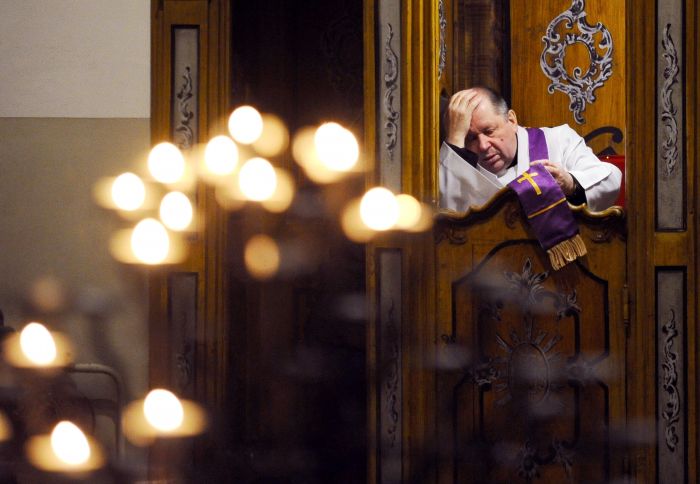 Священник в костеле в Гродно во время предрождественской детской службы. Фото: Виктор Драчев/ТАСС