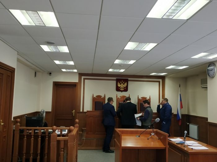 Судья Максим Старков выясняет у представителей истцов и ответчиков предмет рассмотрения в судебном заседании. Фото: Uralweb.ru  