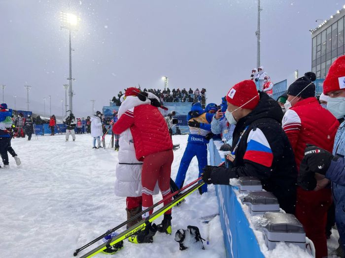 Елена Вяльбе обнимает лыжника Сергея Устюгова после победной эстафетной гонки. Фото: Twitter @Olympic_Russia