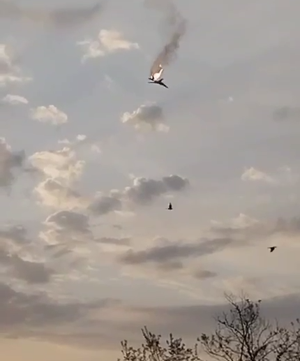 Кадр появившегося в Сети видео, которое называют моментом падения самолета в Ставропольском крае. Фото: скрин видео из Telegram-канала Пул №3